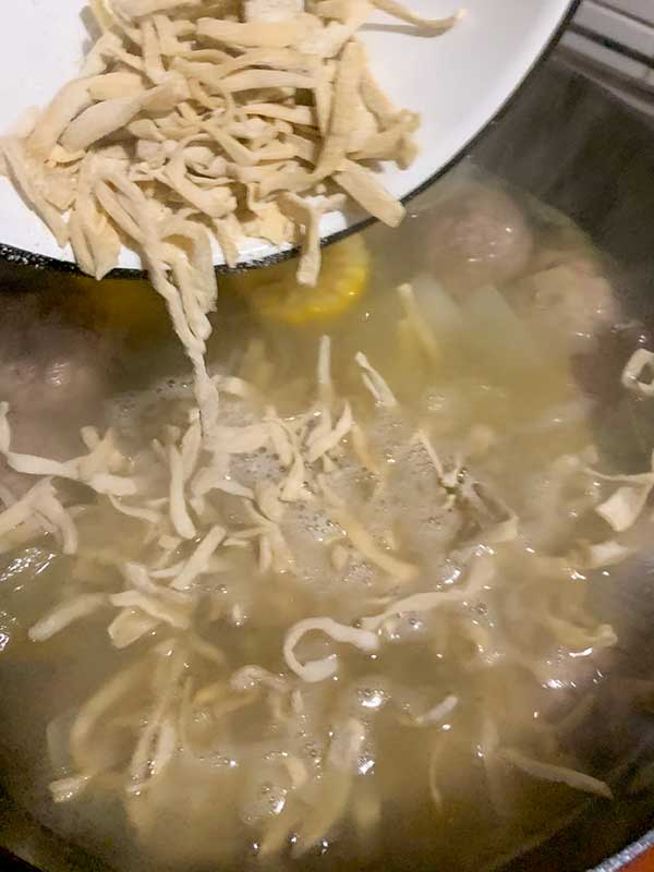 Cocinando los fideos Cocinando los fideos
