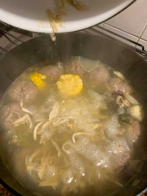 Colocando fideos al caldo Colocando fideos al caldo